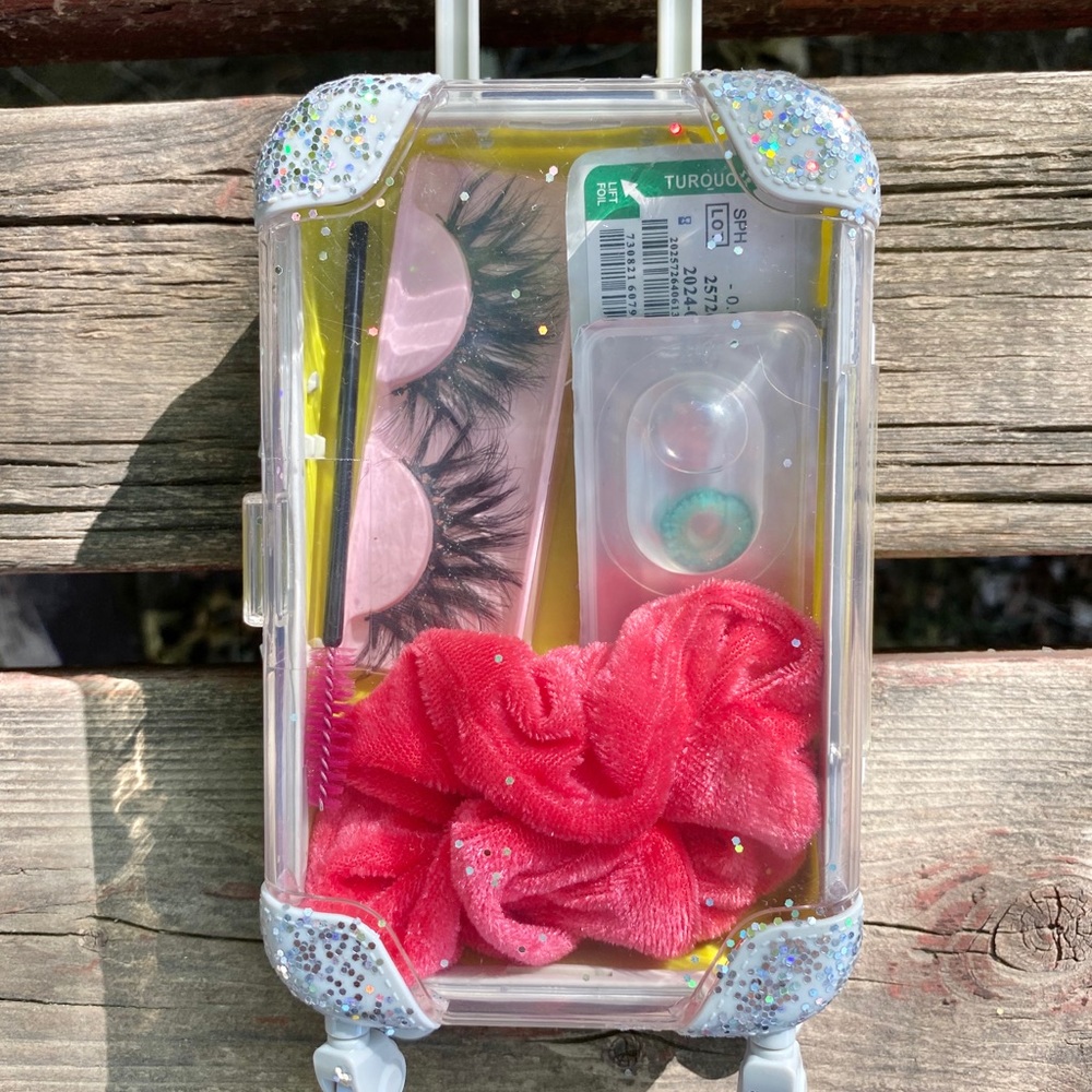 New!! Make up case w/accessories - Picture 2 of 16